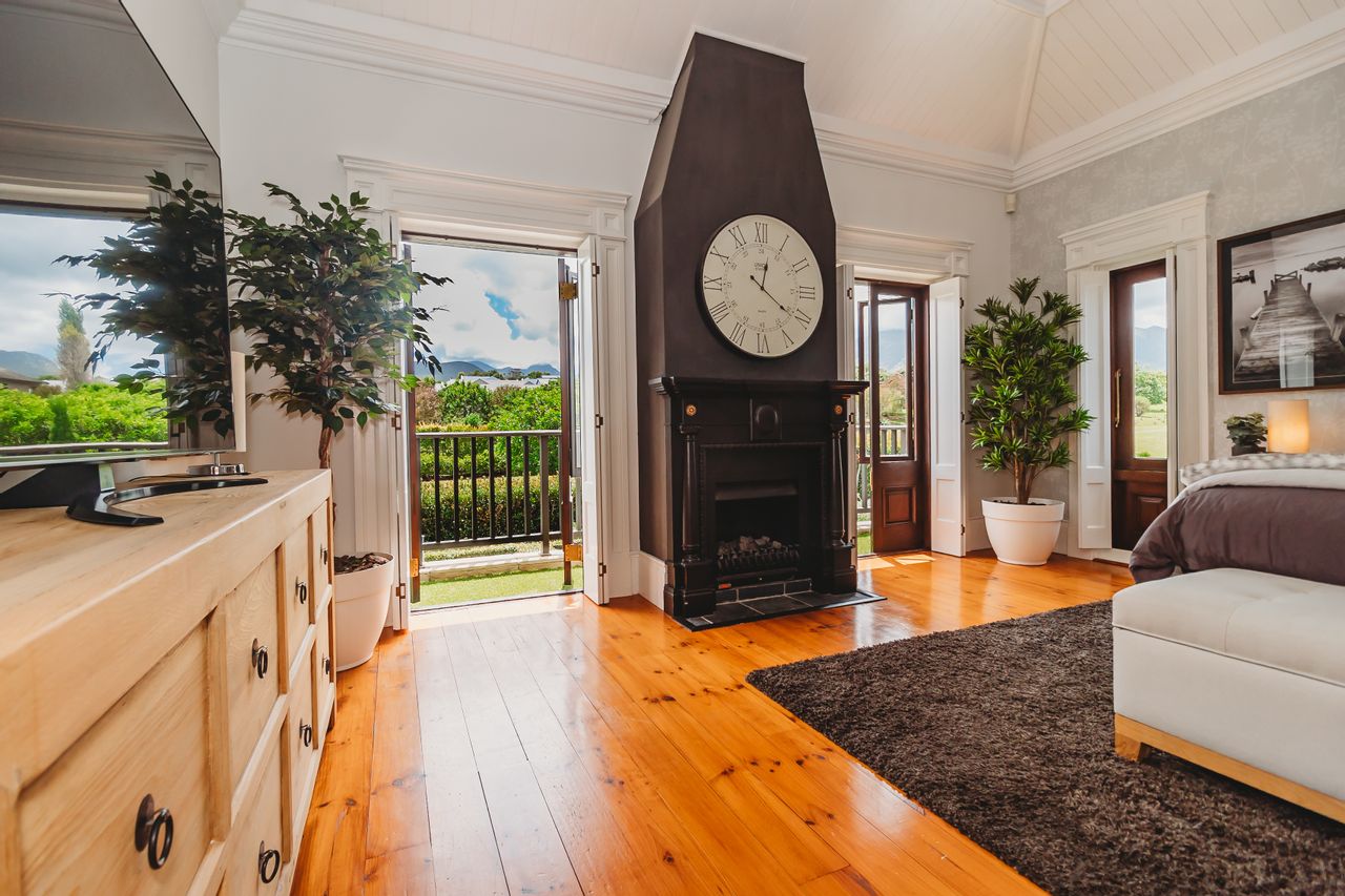 large-wall-clock-ideas-decor-and-placement-tips-for-a-great-look-lew